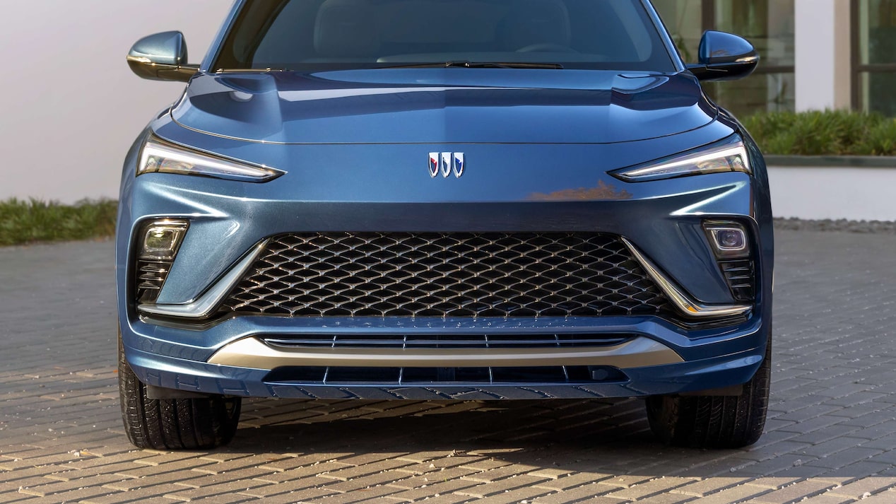 Close-up Front View of the 2025 Buick Envista's Hood and Grille