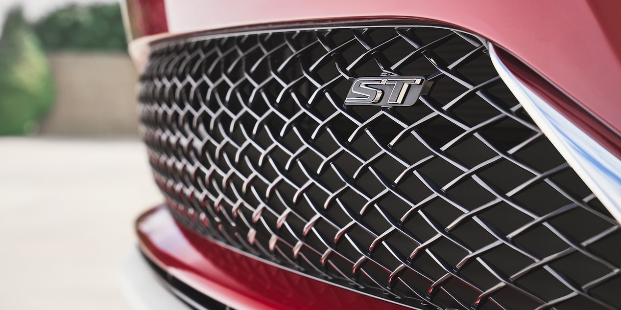 Close-up of the Grille and ST Nameplate on the Buick Envista