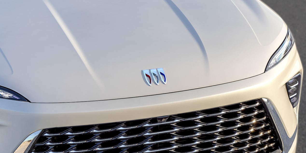 Front Three-Quarters View of the Buick Logo and Grille on a 2024 Buick Envista